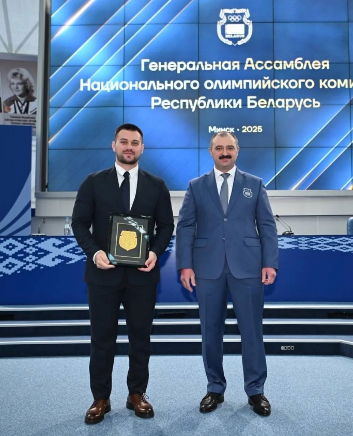 Награждение почетным знаком спортсмена-воспитанника СДЮШОР ППО ОАО "Гомсельмаш" Евгения Тихонцова 