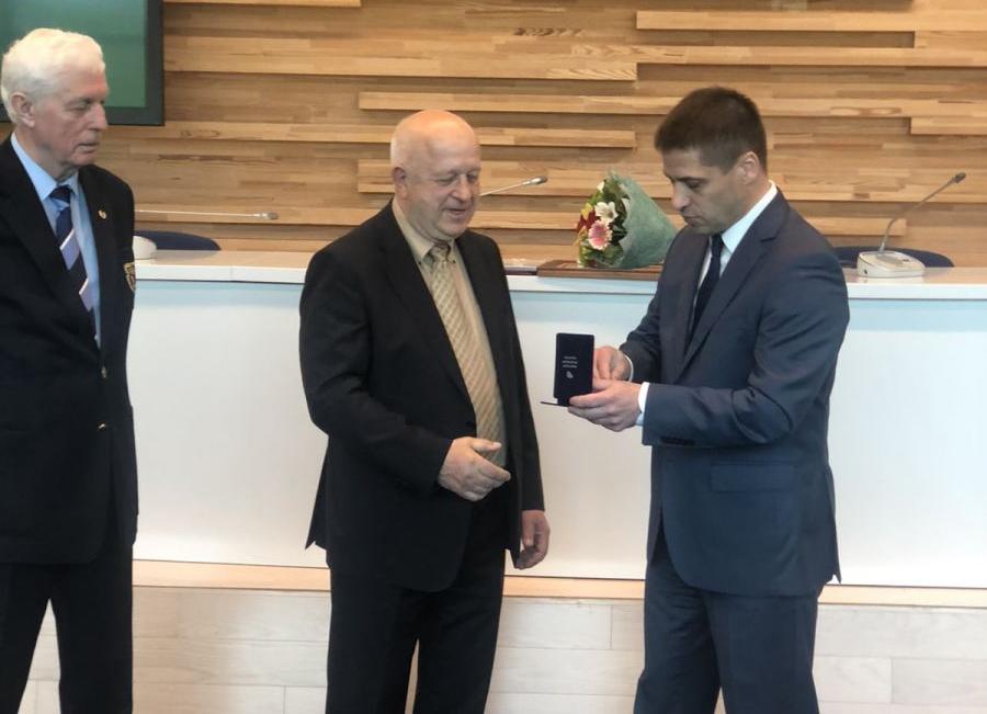 Награждение Алексеенко Г.П. "Прафсаюзным знак Пашаны"
